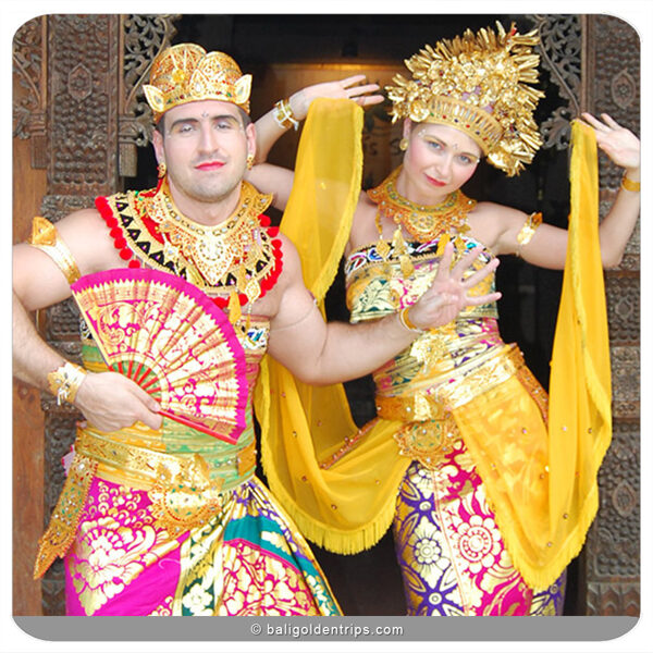 Ubud, Balinese King Costumes Photo Studio