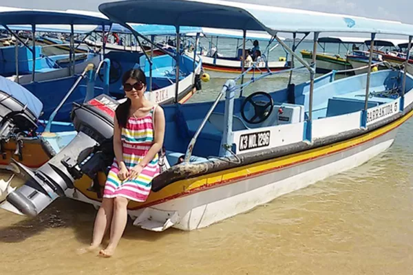 Glass-bottumed Boat